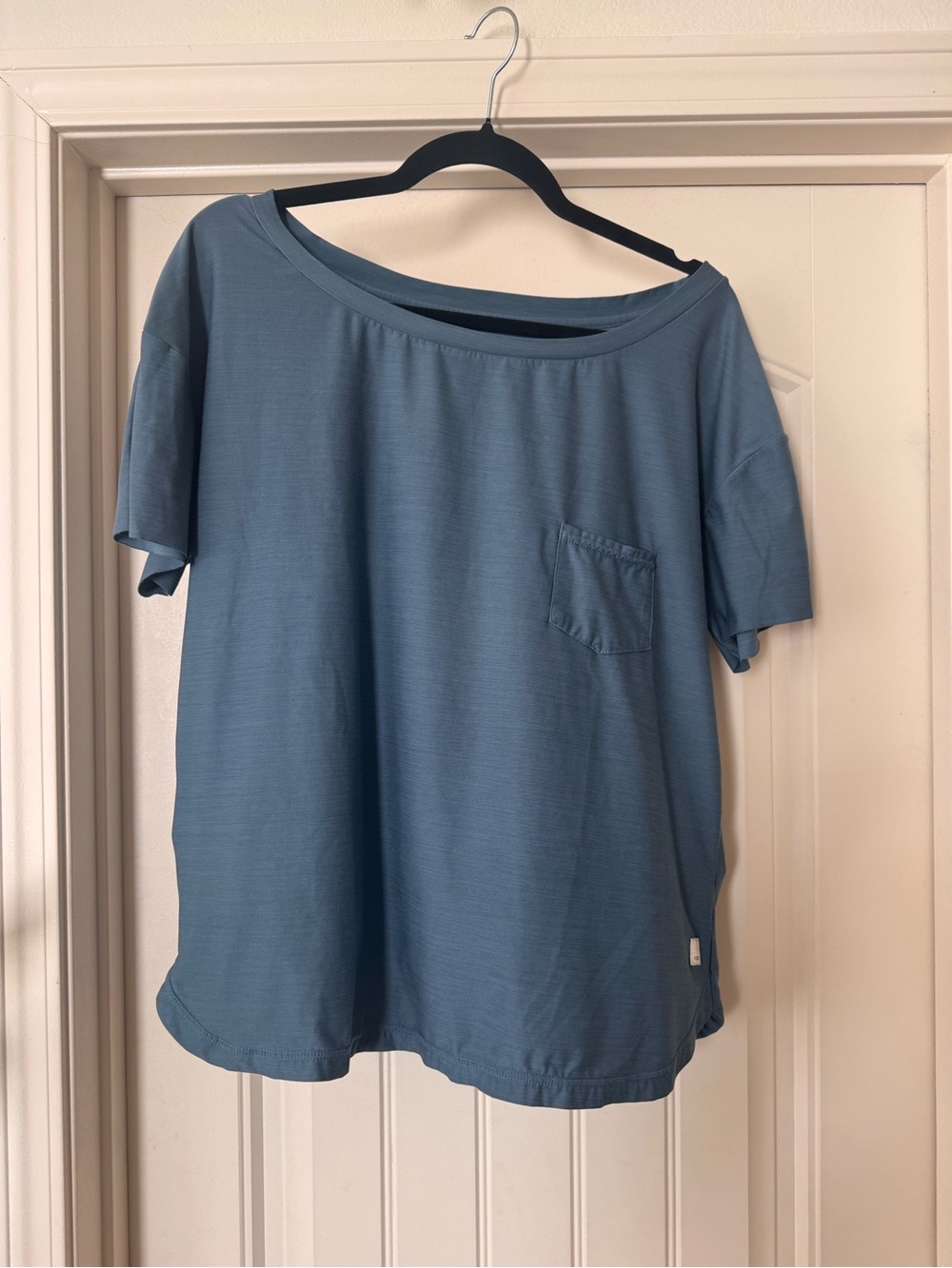 Vuori Scoop Neck Pocket Tee - Blue